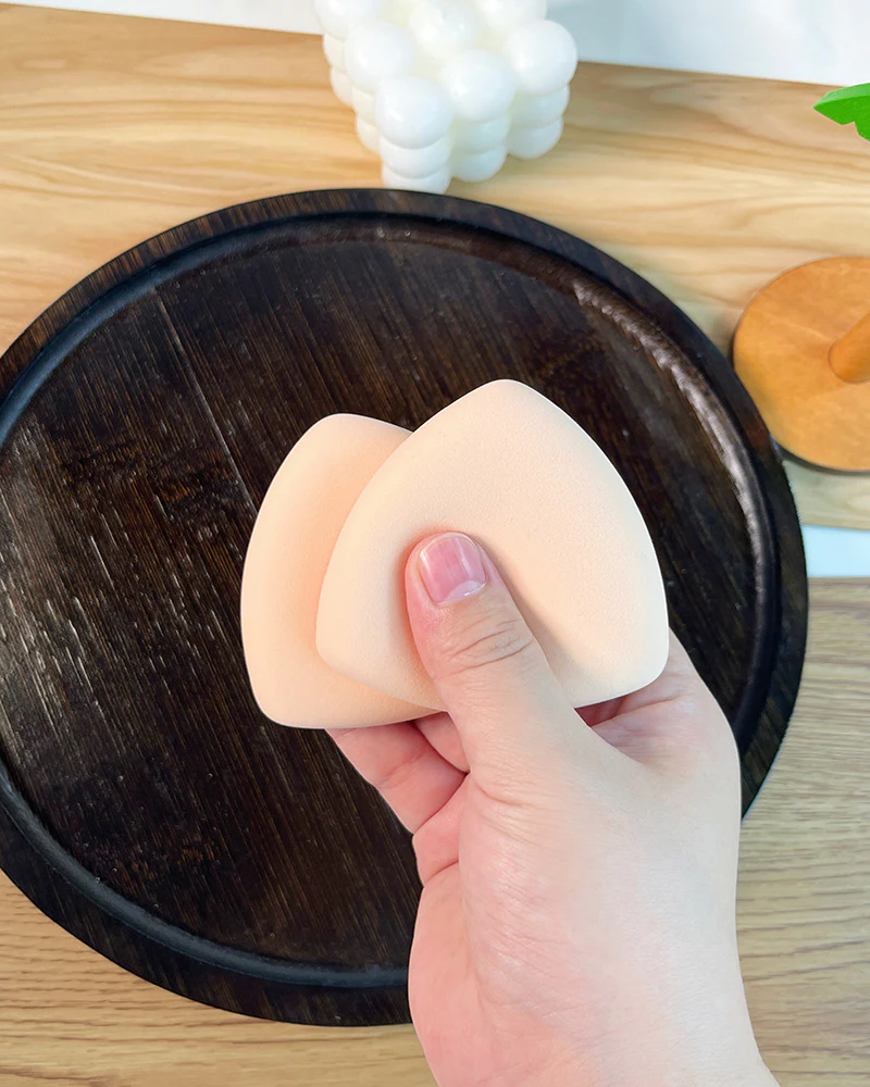 Soft triangular makeup puffs in a product test